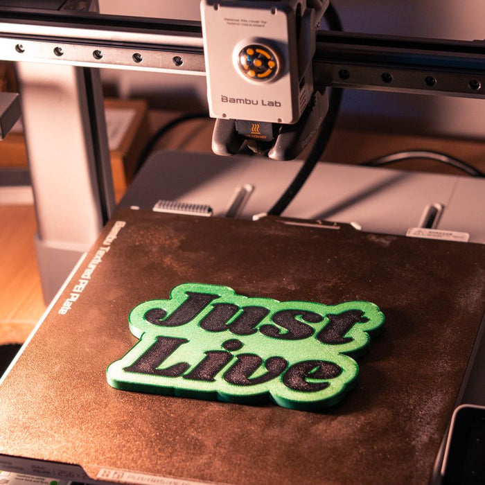 Een geprint bord met letters ligt op het printbed