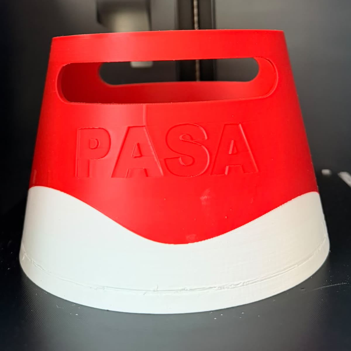 3D geprint voerbakje in rood en wit met een naam verhoogd op de zijkant
