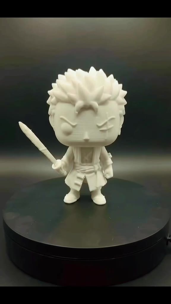 Een 3D geprint wit figuur met zwaard op een draaiplateau