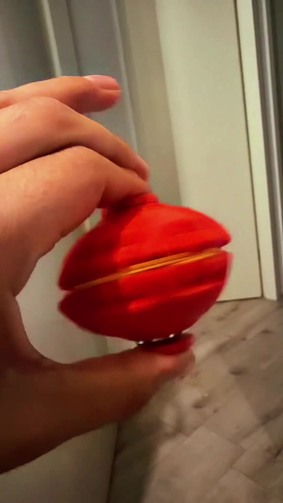 Een rode 3D geprinte bal die open gaat
