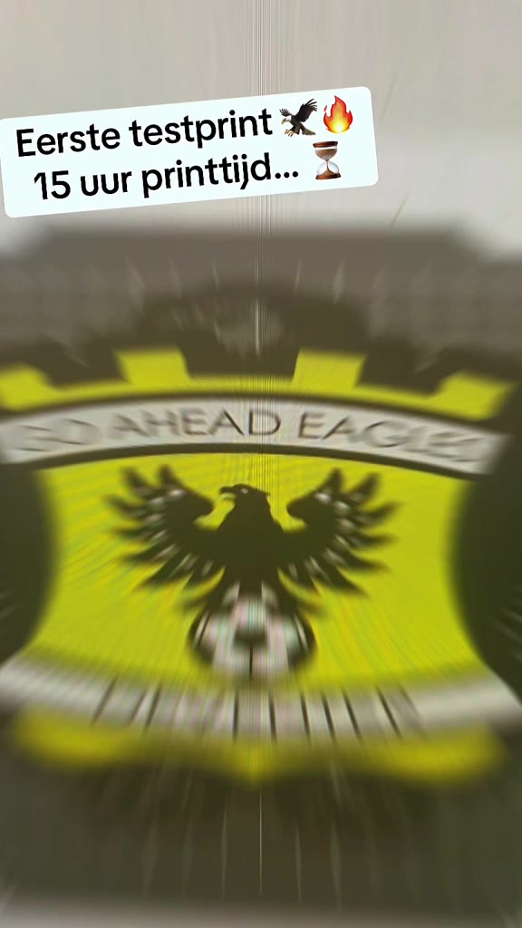 Een clubwapen in geel en zwart wordt geprint