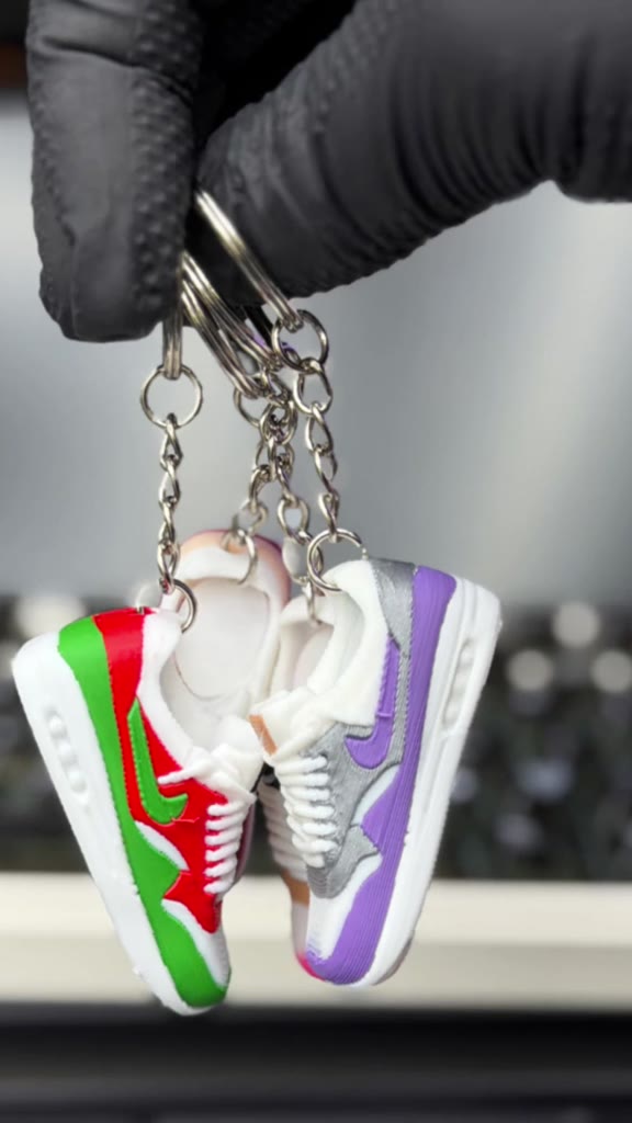Twee 3D geprinte mini sneakers als sleutelhanger